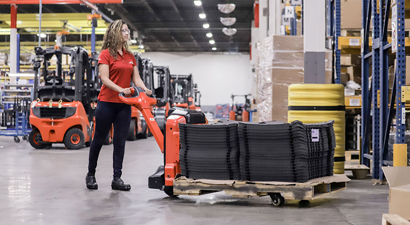 woman operating linde pallet truck