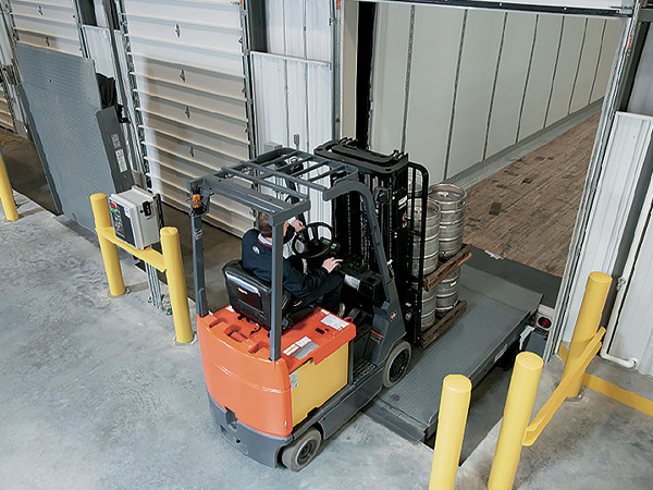 4-1-5-Applications_Industrial-Manufacturing_Food-Processing_Dock-Equipment