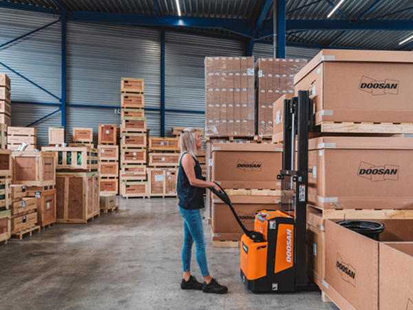 4-1-5-Applications_Industrial-Manufacturing_Food-Processing_Pallet-Trucks-Stackers