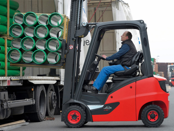 4-1-8-Applications_Industrial-Manufacturing_Shipping-Logistics_Forklifts