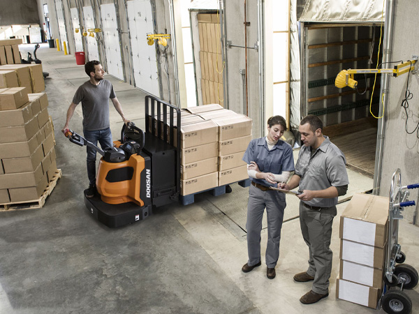 4-1-8-Applications_Industrial-Manufacturing_Shipping-Logistics_Pallet-Trucks-Stackers